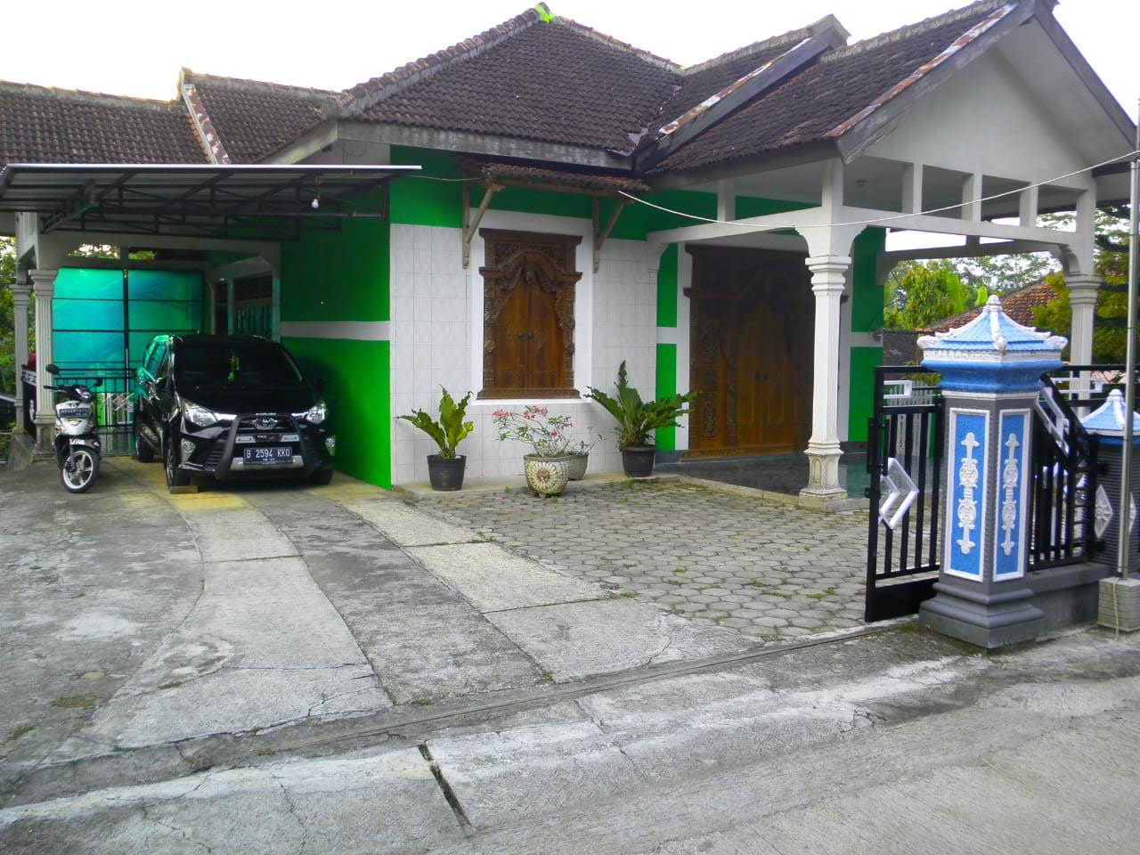 Rumah dijual di Wonogiri tampak depan SHM Ngadirojo Kidul dengan halaman luas